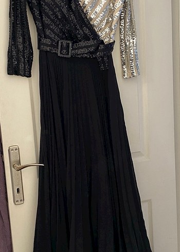 Uzun Kollu Parlak Desenli Siyah Abiye Elbise - Görsel 3