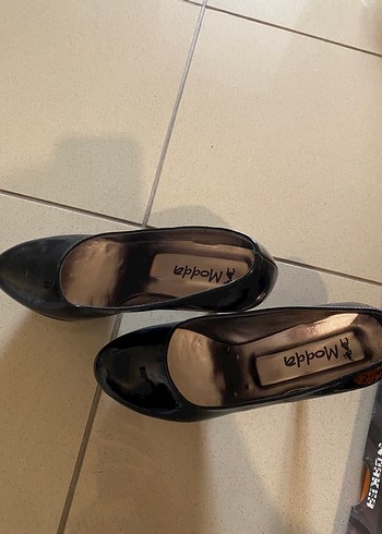 Parlak Siyah Stiletto Topuklu Kadın Ayakkabı