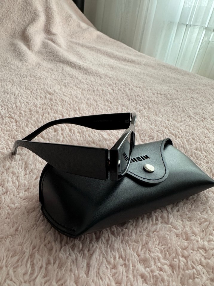 Minimalist Siyah Gotik Kadın Gözlüğü - Görsel 3