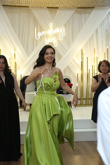 Nişan elbisesi
