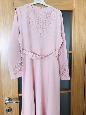 Pembe elbise