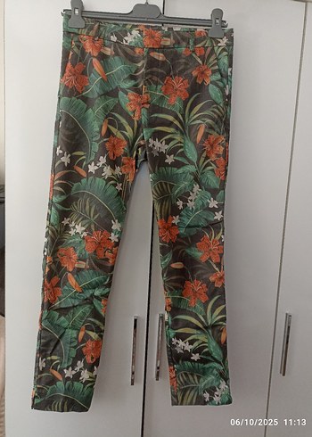 Diğer Stradivarius Çok Renkli Baskılı Mini Kumaş Pantolon