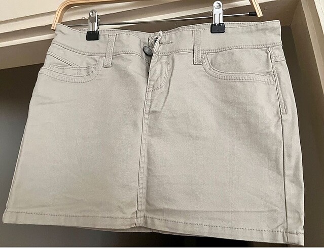 Mini bej renk mini etek stradivarius denim markası bir kaç giyil