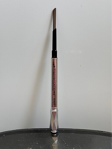 BENEFIT COSMETICS Pratik Kaş Makyajı Için Köşeli Kaş Kalemi