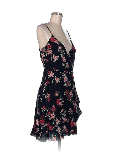 H&M H&M Kısa Elbise %70 İndirimli.