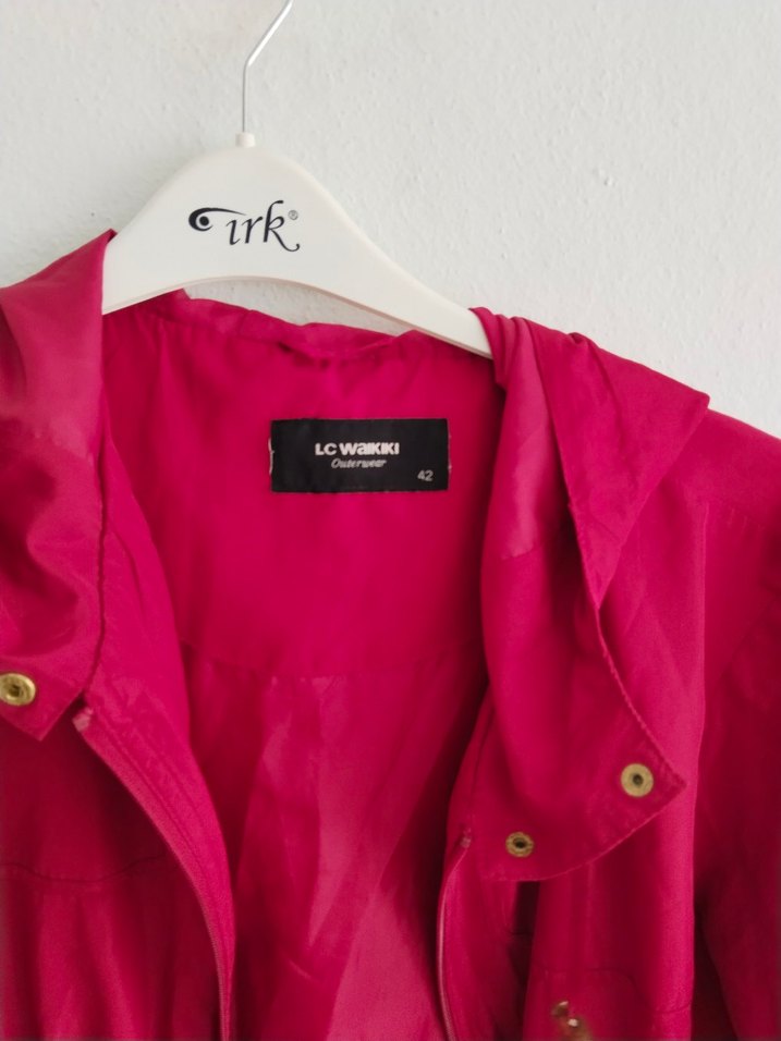 Düğmeli kırmızı Kadın yağmurluk - Görsel 2