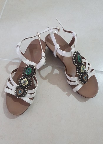 Boncuk İşlemeli Beyaz Bohem Dolgu Topuklu Sandalet.
38 NUMARA. - Görsel 4