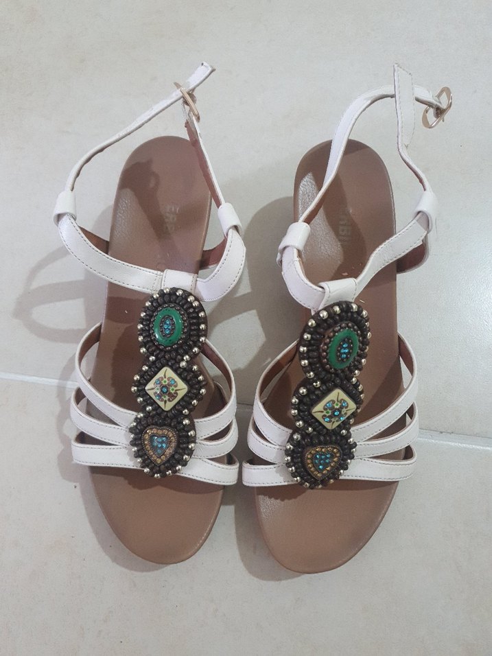 Boncuk İşlemeli Beyaz Bohem Dolgu Topuklu Sandalet.
38 NUMARA. - Görsel 2