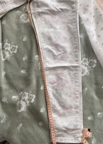 Beyaz Pastel çiçek Desenli Pantolon - Görsel 3