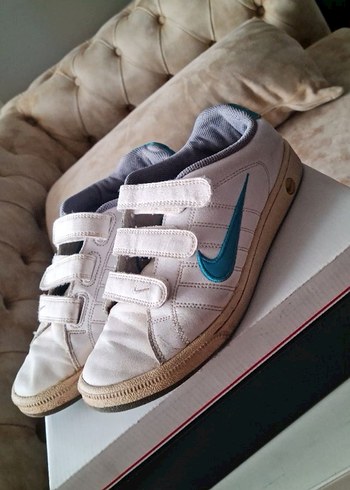 Nike Beyaz Cırt Cırtlı Kadın Spor Ayakkabı