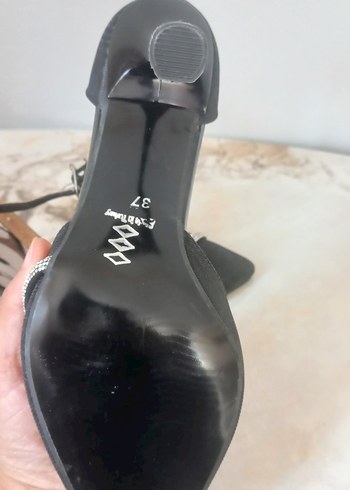 37 Beden siyah Renk Tokalı Siyah Stiletto