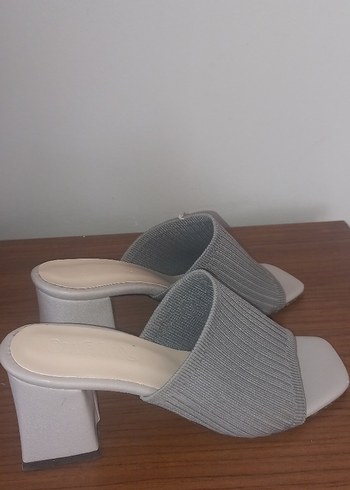 Gri Pliseli Kadın Topuklu Terlik