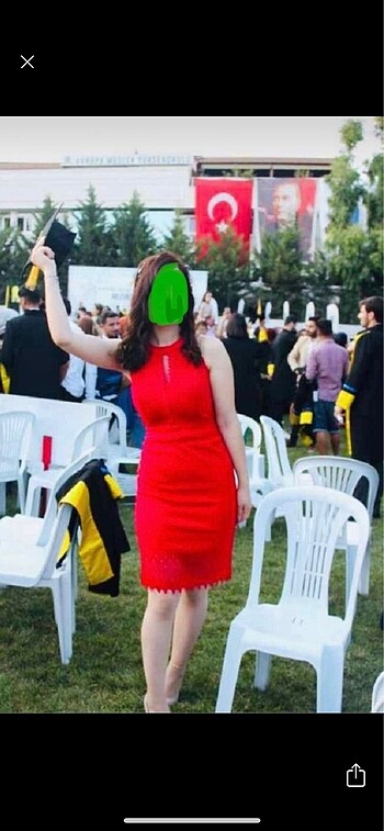 Kırmızı mezuniyet elbisesi