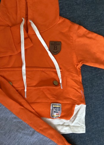 Gri Pantolonlu Turuncu Kapüşonlu Bebek Takımı - Görsel 2