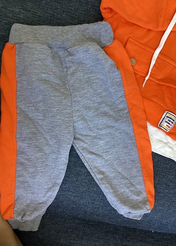 Gri Pantolonlu Turuncu Kapüşonlu Bebek Takımı - Görsel 3