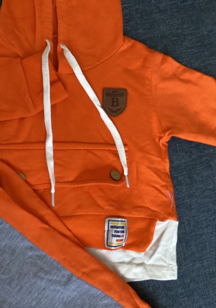 Gri Pantolonlu Turuncu Kapüşonlu Bebek Takımı - Görsel 2