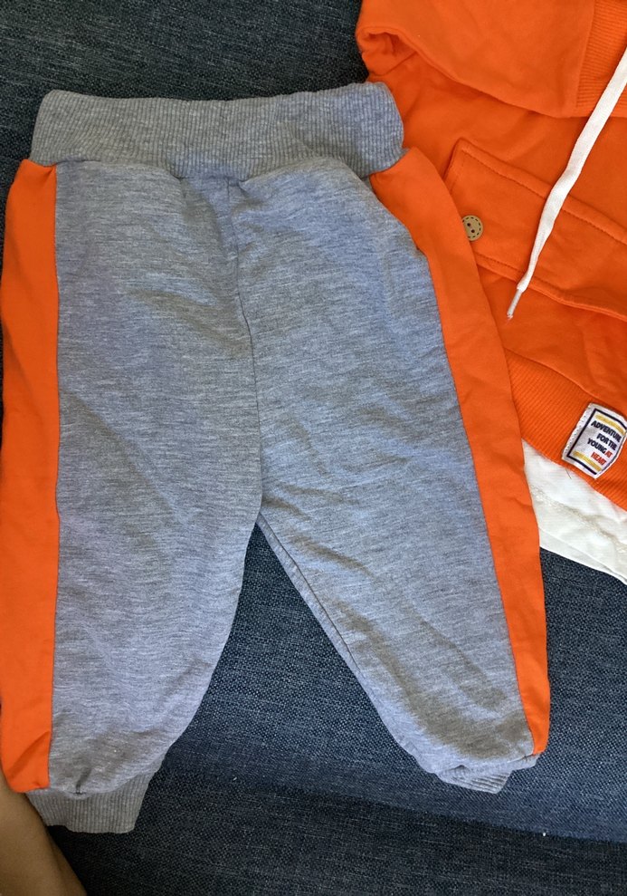 Gri Pantolonlu Turuncu Kapüşonlu Bebek Takımı - Görsel 3