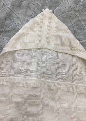 Kapüşonlu Beyaz Nakışlı Örgü Bebek Battaniyesi - Görsel 4