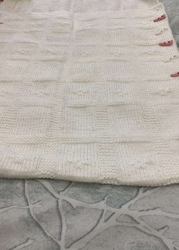 Kapüşonlu Beyaz Nakışlı Örgü Bebek Battaniyesi - Görsel 3