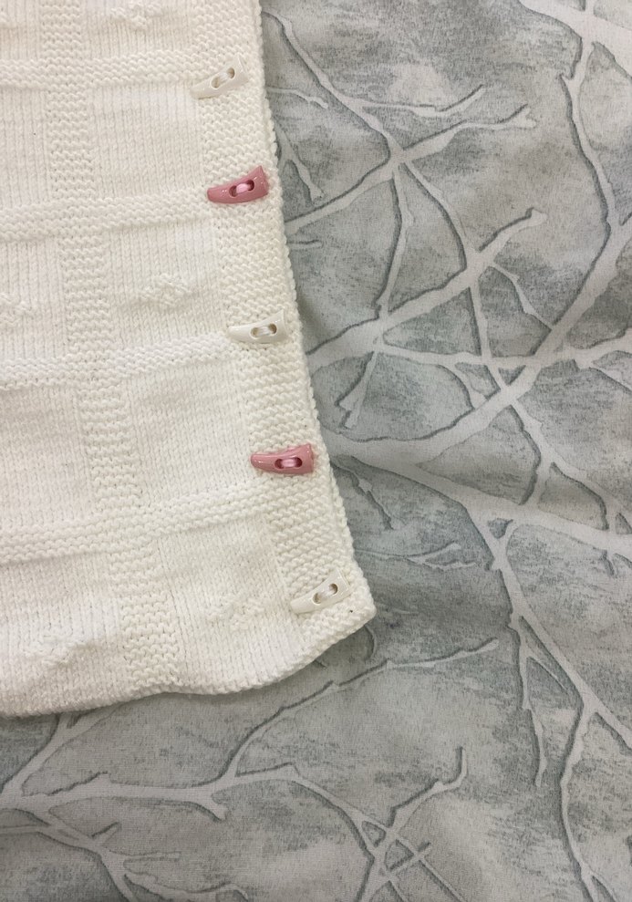 Kapüşonlu Beyaz Nakışlı Örgü Bebek Battaniyesi - Görsel 2