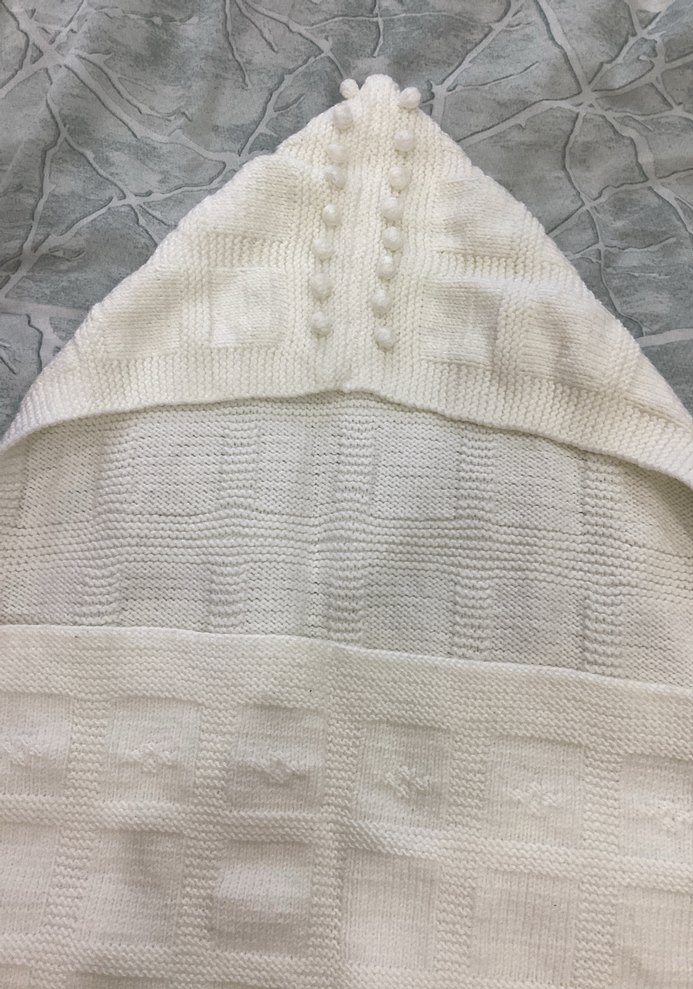 Kapüşonlu Beyaz Nakışlı Örgü Bebek Battaniyesi - Görsel 4