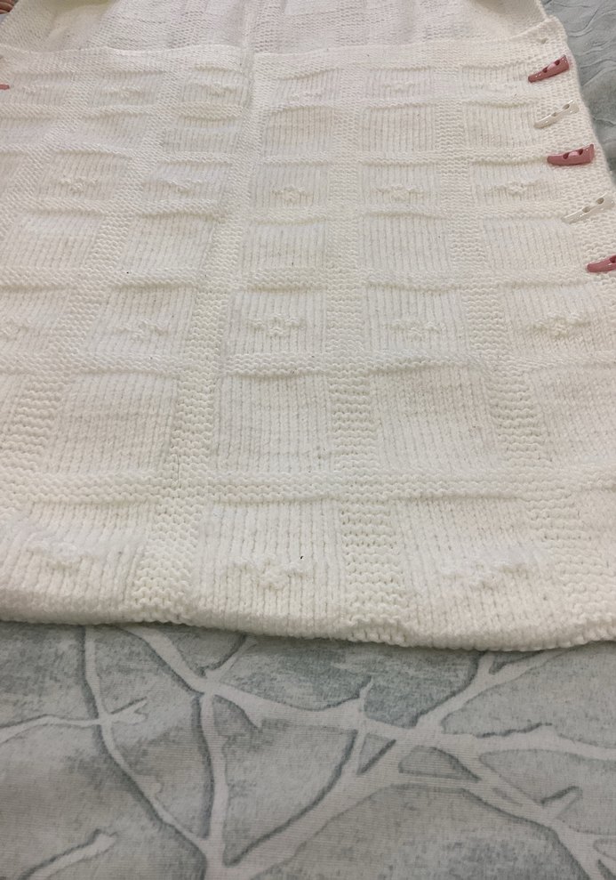 Kapüşonlu Beyaz Nakışlı Örgü Bebek Battaniyesi - Görsel 3