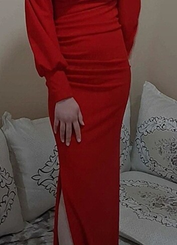 KIRMIZI TEK KOL YIRTMAÇLI UZUN ELBİSE 