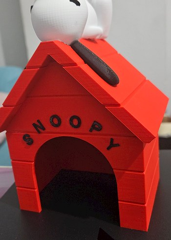 Renkli Snoopy Figürü ve Kırmızı Kulübe - Görsel 2