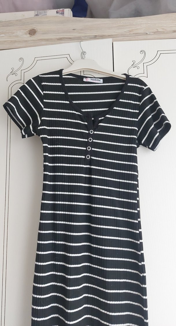 Siyah Beyaz Çizgili V Yaka Midi Elbise - Görsel 3