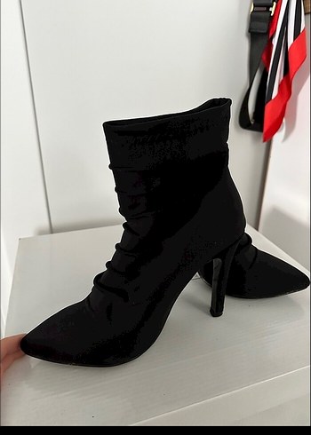 Bambi marka Siyah Piliseli Stiletto Topuklu Kadın Bot - Görsel 2
