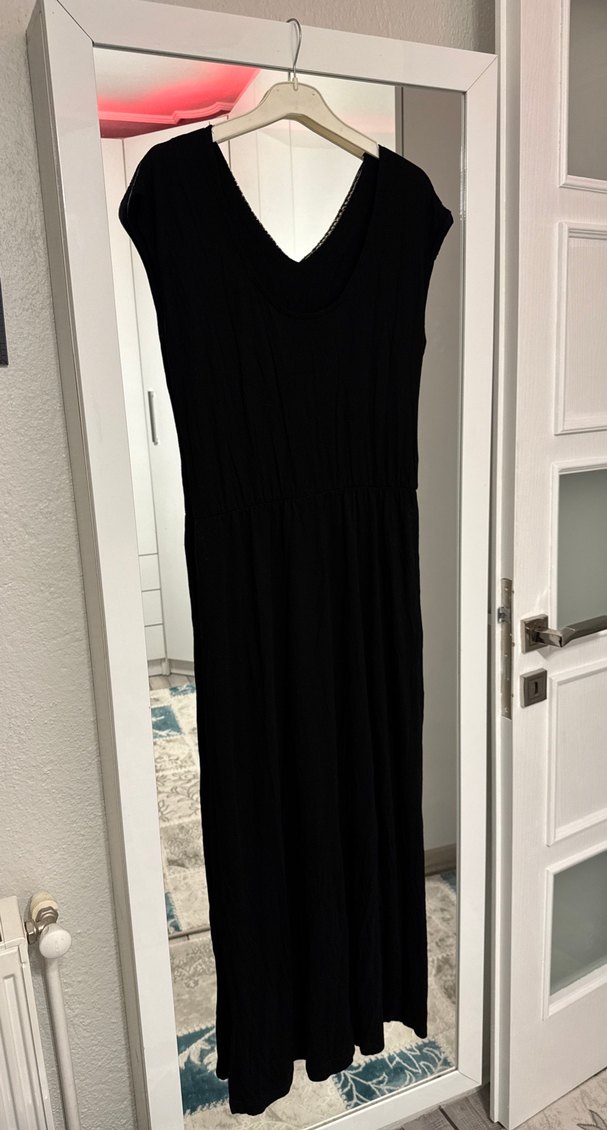 Boncuk İşlemeli Siyah Uzun V Yaka Elbise - Görsel 2