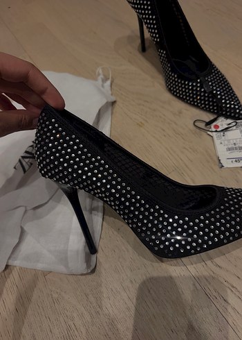 Zara Siyah Tasli Sivri Topuklu Ayakkabi