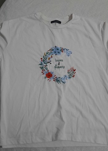 Çiçek Baskılı Beyaz Tişört - Görsel 2