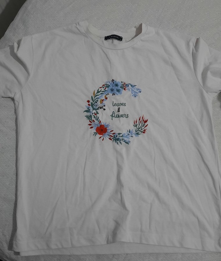 Çiçek Baskılı Beyaz Tişört - Görsel 2
