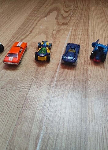 6 adet hot wheels ve matchbox