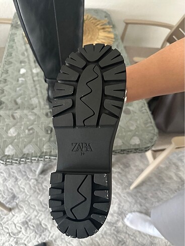 39 Beden Zara Dişli Tabanlı Düz Bot