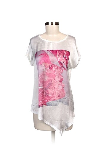 Guess T-shirt %70 İndirimli.