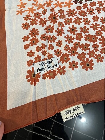 Diğer Eşarp