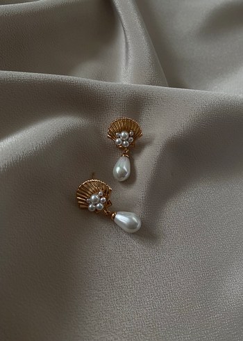 İnci Detaylı Altın Renkli Midi Küpe