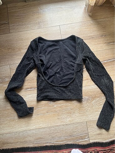Pull and Bear üste yapişan sırt dekolteli simli crop
