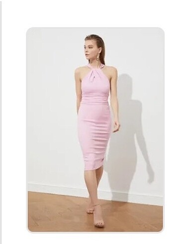 Toz pembe elbise