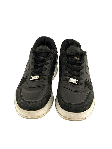 40 Beden Adidas Spor Ayakkabı %70 İndirimli.