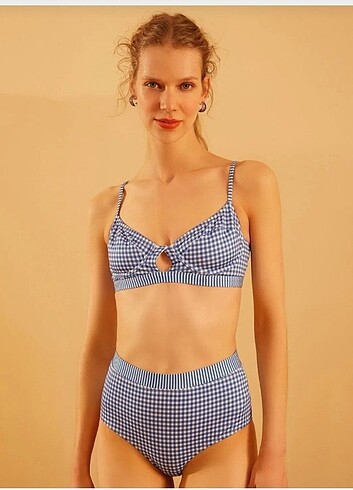 Yargıcı bikini takımı
