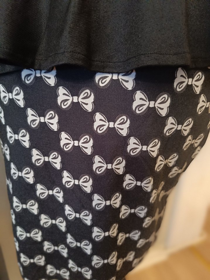 Kurdele Detaylı Siyah Gösterişli Midi Elbise - Görsel 4