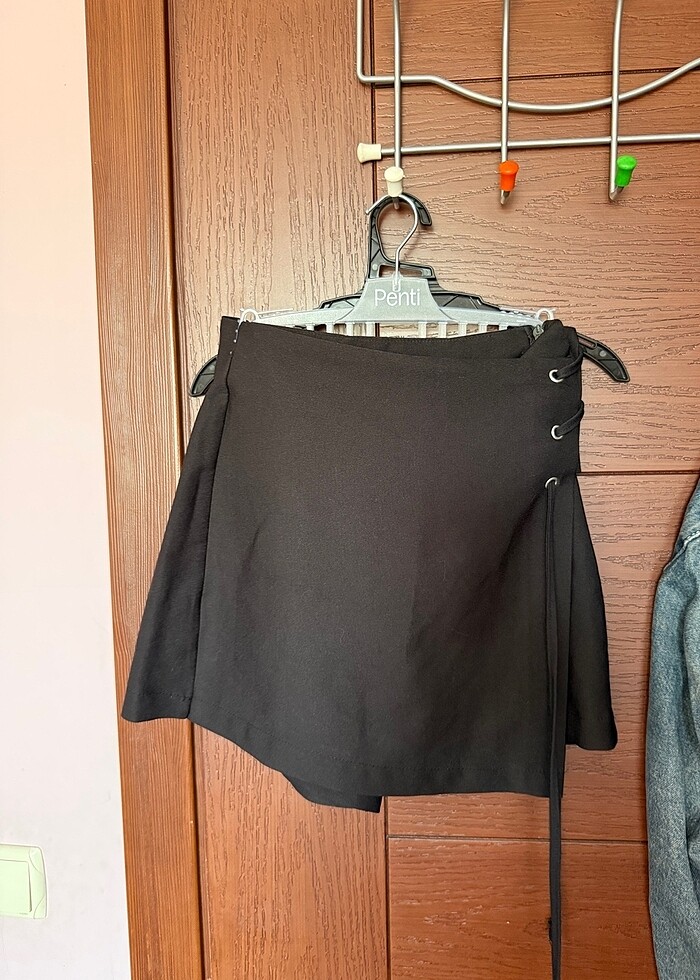 Trendyol ip detaylı mini şort etek siyah - Görsel 3