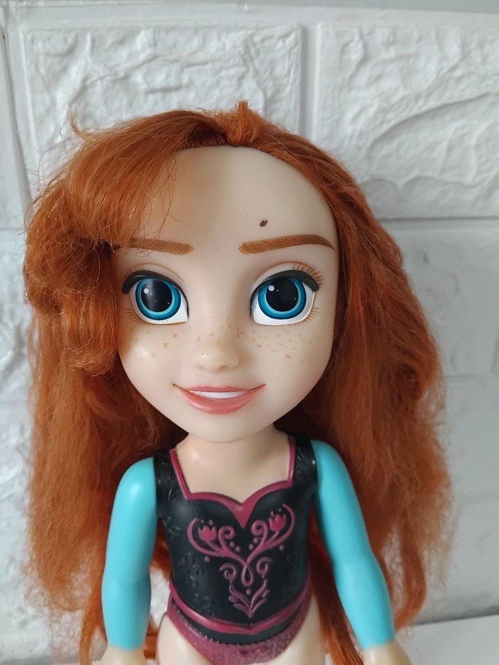 Kahverengi saçlı mavi gözlü oyuncak bebek - Görsel 3