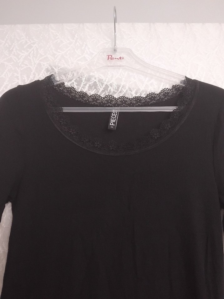 Dantelli V Yaka Siyah Kadın Bluz - Görsel 3