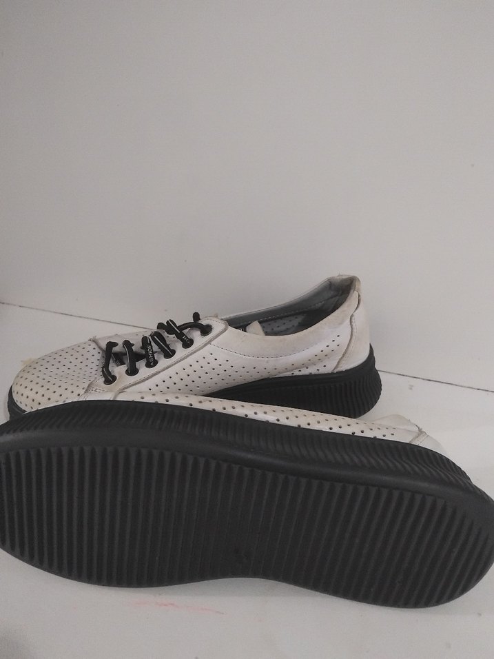 Beyaz Delikli Kadın Spor Ayakkabı - Görsel 3