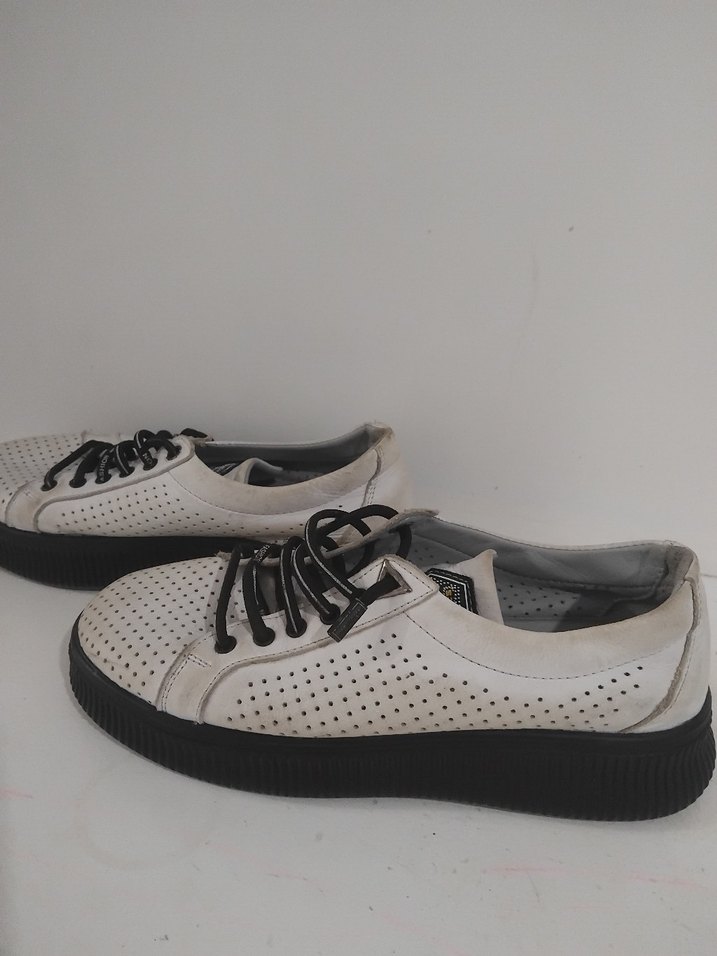 Beyaz Delikli Kadın Spor Ayakkabı - Görsel 2