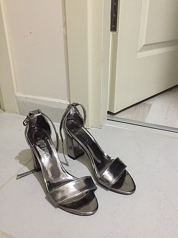 Nine West Metalik gümüş tek bant topuklu ayakkabı